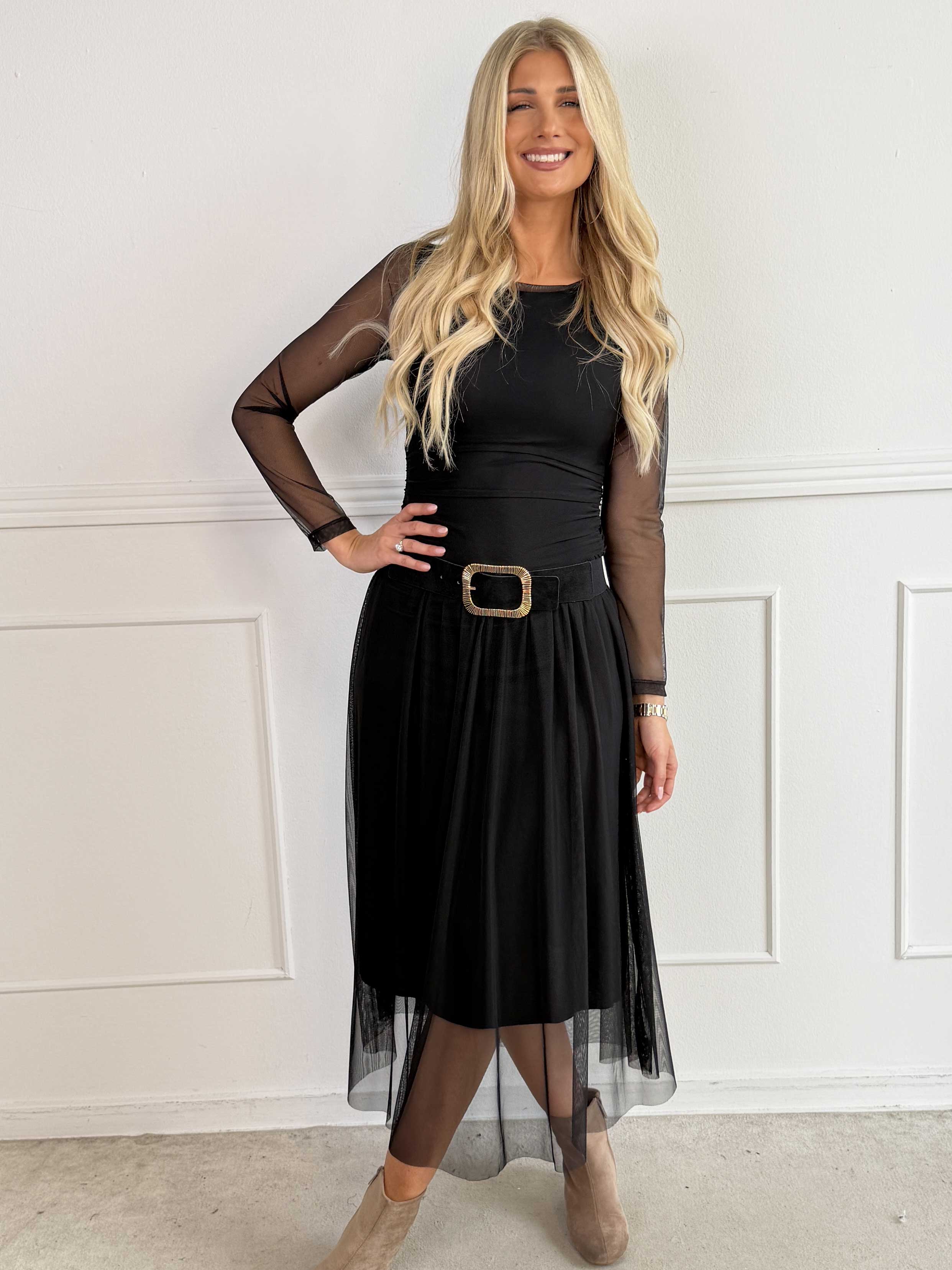 Viola - Elegant og feminin kjole i stretchy mesh med transparente ærmer